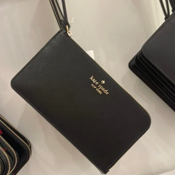 Kate Spade Lucy Medium L-Zip Wristlet
COLOR:
Black (Non Glitter)
NWT - Picture 4 of 16